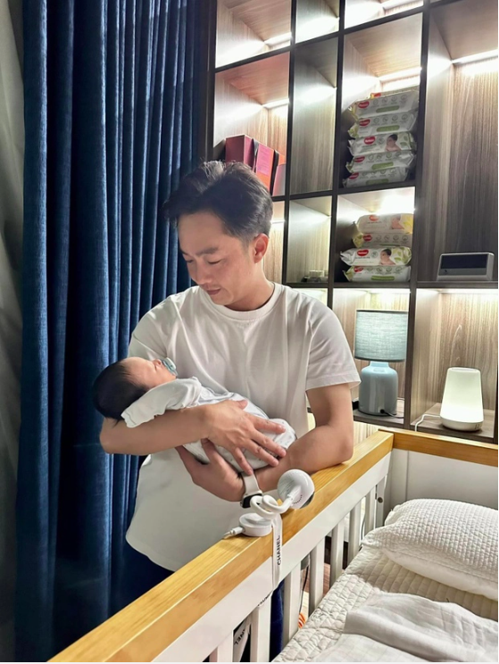 Cường Đô La hé lộ góc mặt con út và tranh thủ nịnh bà xã