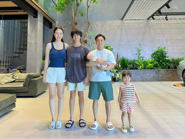 Cường Đô La hé lộ góc mặt con út và tranh thủ nịnh bà xã
