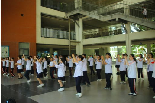 Đón học sinh mới "độc" như trường Ams: Gần 400 nam thanh nữ tú cùng nhảy flashmob xịn y phim Mỹ