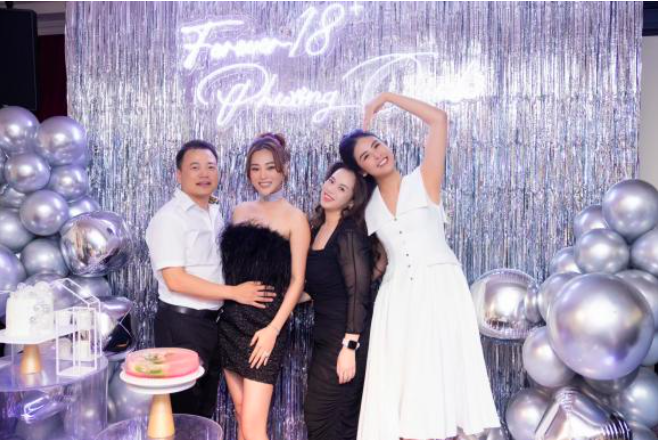 Phương Oanh xả kho loạt ảnh đón tuổi mới, Shark Bình liên tục có hành động gây chú ý